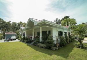 The Bohol White House Bed And Breakfast, Lila, Philippines! 006